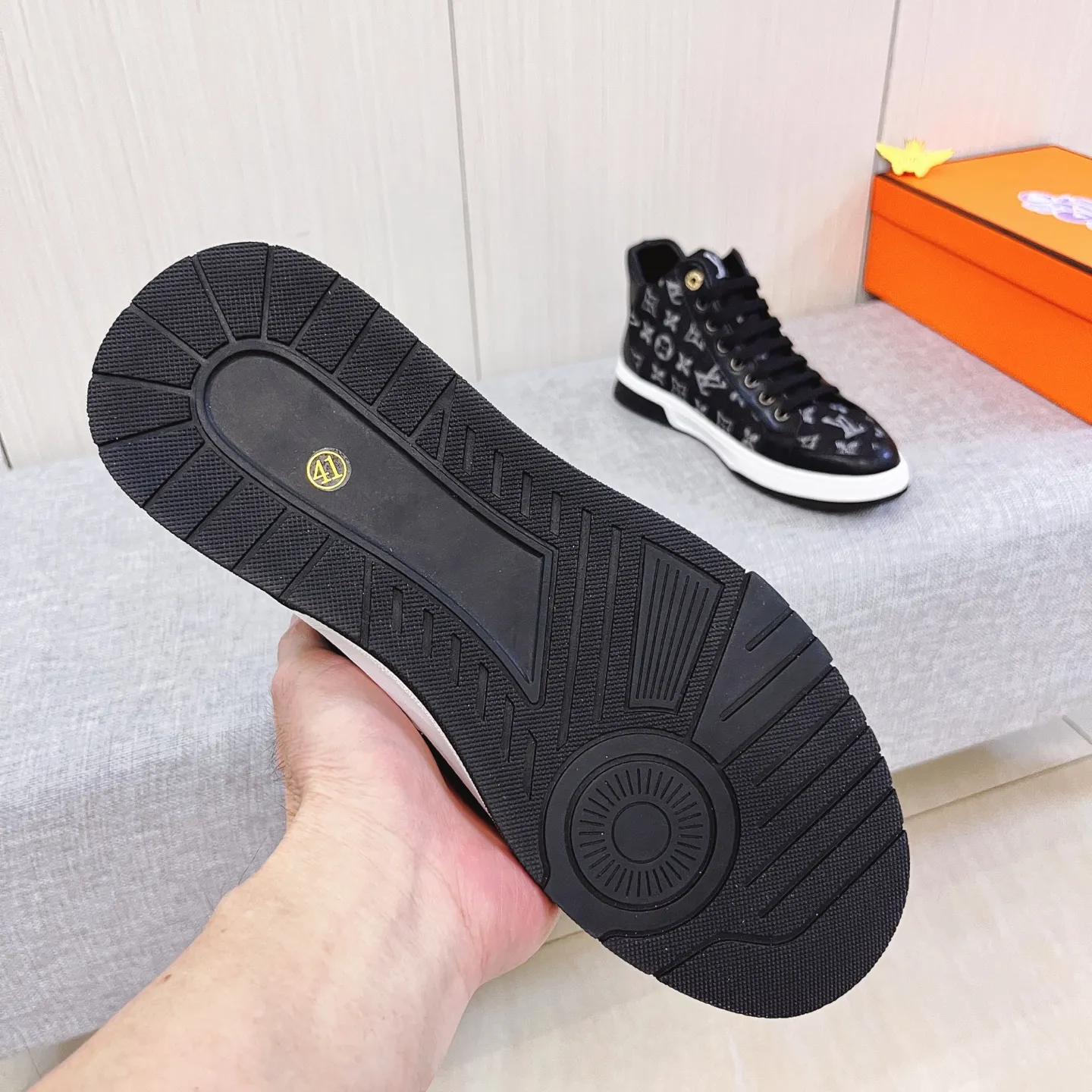 🚘🚘Factory batch 440💰👍[LV]🔥🔝Louis Vuitton, high-end men's shoe brand, official website 1:1 latest masterpiece: the upper is made of Italian official website original special technical cloth fabric 🔥Original comfortable and breathable lining ➕Original designated non-slip outsole 🔥Make walking more convenient and comfortable! An exclusive new model, a stunning work, a beautiful 1:1 replica [color] compared to the official quality! Create a fashionable personality to set off your uniqueness! A must-have for trendy men! 🔥, sizes: 38-44. color:.    2⃣️colors available🔥